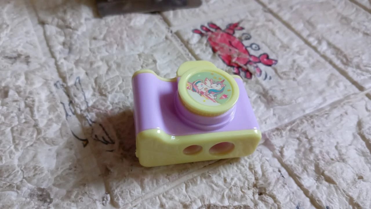 17672 Camera Shape Pencil Sharpener  Simple Student Office Sharpener  Fashionable And Convenient Lightweight Manual Sharpener For Kids Boys Girls Birthday Return Gifts (1 Pc) - 69KART