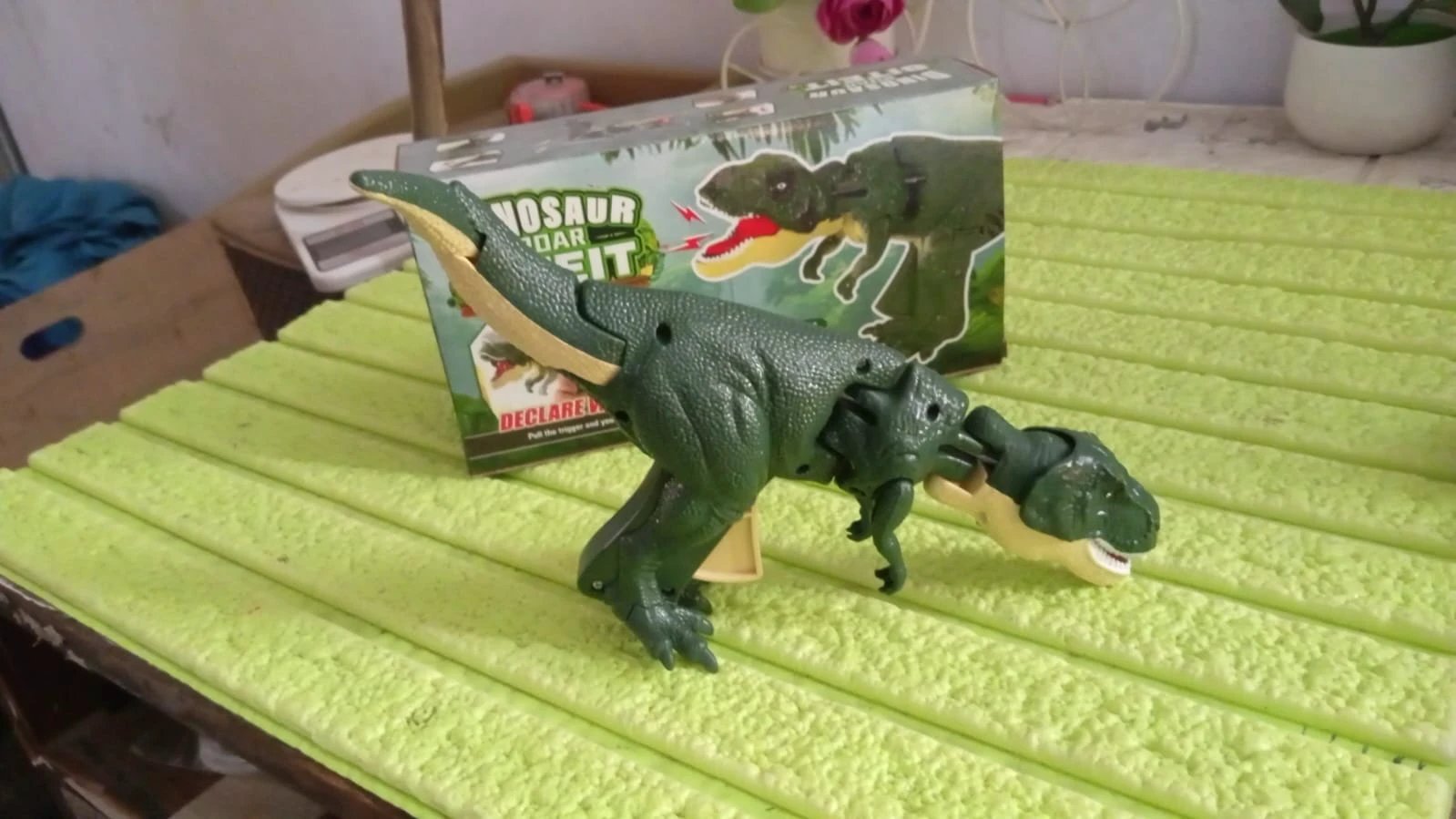 17969 Dinosaur Roaring Toys Trigger Dinosaurs Toys With Dinosaur Sound Lighting Model Vibrating Headmoving (3 + Years 1 Pc) by Wukusy
